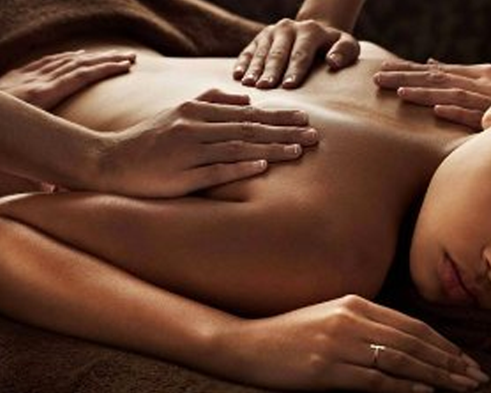 Massage 4 mains : 2 personnes juste pour soi, un moment de détente absolue.